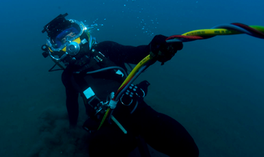 diver with excursion umbilical